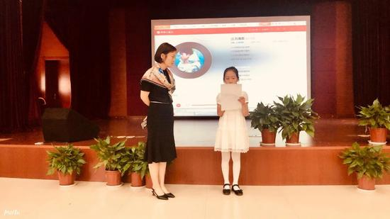 一个自闭症的孩童朗诵了一首诗《我的姐姐》。受访者供图