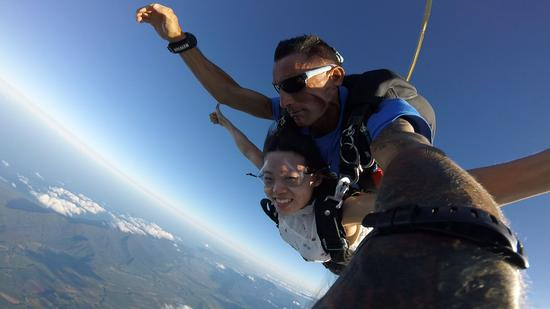 2017年元旦，程利婷和姐姐去澳大利亚跳伞。受访者供图