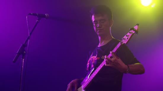 贝斯手苏佳宇。新京报记者吴琪 摄