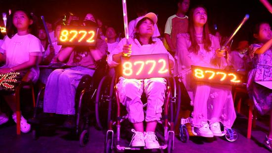 前来疆进酒OMNI SPACE看演出的观众。新京报记者吴琪 摄