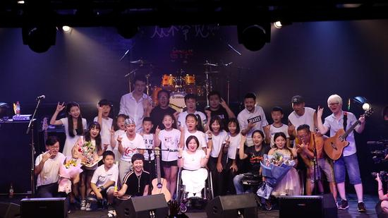 8772乐队演出后和演出嘉宾合影。新京报记者解蕾 摄