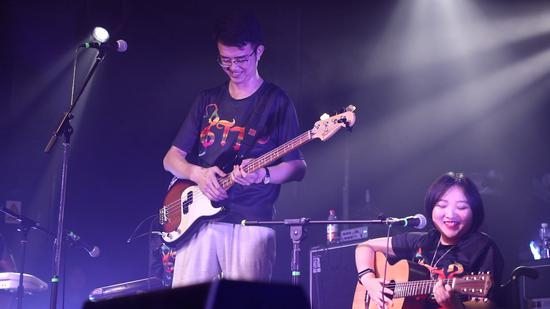 主唱崔莹坐在轮椅上，贝斯手苏佳宇身高两米零一。新京报记者吴琪 摄