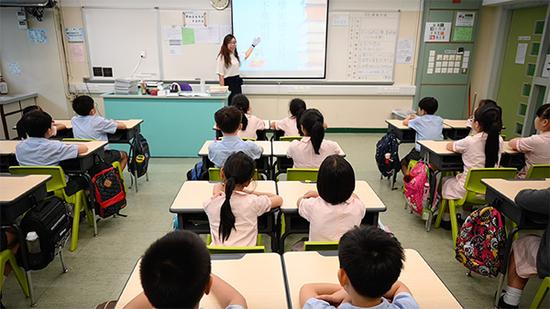 9月2日，香港教联会黄楚标学校一间教室内，学生正在上开学第一课。
