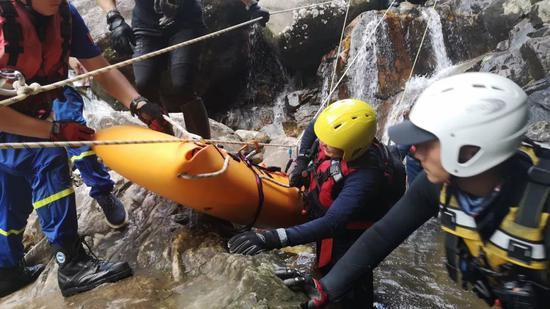 8月27日中午，尹起贺的遗体被抬下白马山。受访者供图