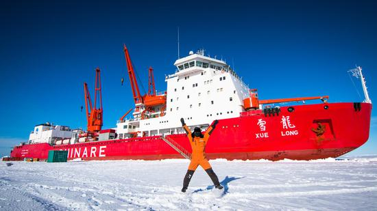 正在南极海域破冰作业的“雪龙”号。中国极地研究中心李航摄