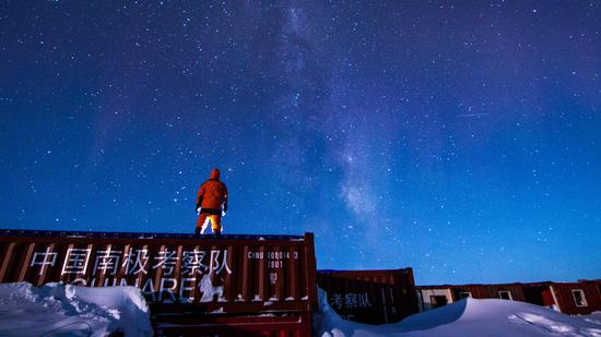 考察队员站在考察队的集装箱上仰望星空。中国极地研究中心&nbsp;李航&nbsp;摄