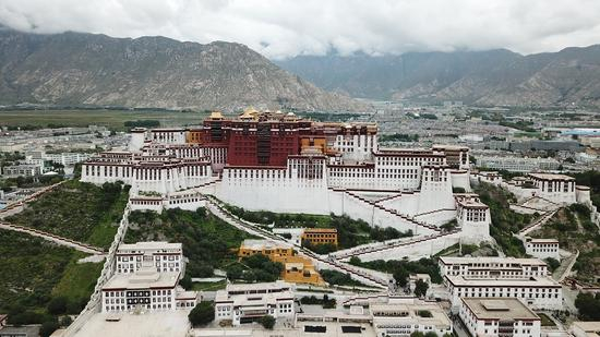 2019年8月10日无人机拍摄的布达拉宫。 新华社记者 王益亮 摄