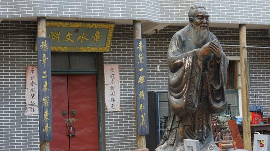 　　豫章书院前身——龙悔学校门口放置的孔子像，传闻孔子像左眼安装着针孔摄像头。新京报记者卫潇雨&nbsp;摄