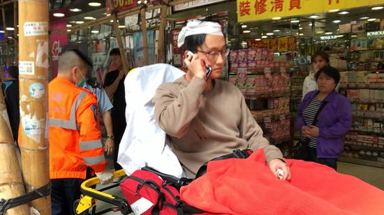 被劫匪打伤的邓姓男子