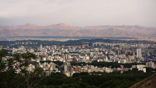 德黑兰市区一角，因处于地震活跃区，没有特别高大的楼房。