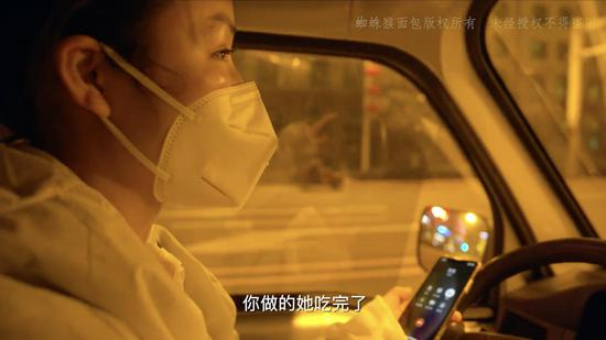 志愿者钟丽给孩子打电话，指导老大做面条给弟弟妹妹。