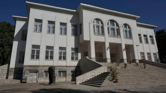 　　这所宫殿曾是礼萨汗和巴列维父子的皇宫。1943年苏美英三国首脑在此开会，商讨联合抵抗纳粹德国，并于会后发表著名《德黑兰宣言》。