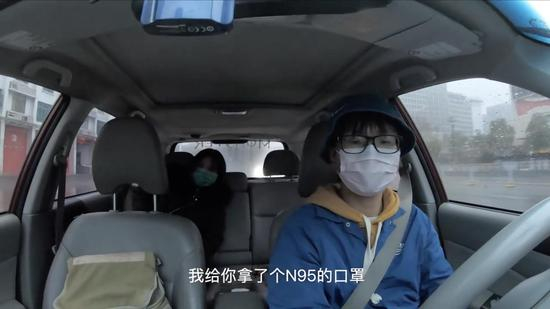 　一位医护人员在下车的时候送给蜘蛛一个N95口罩。