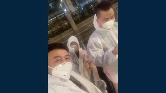 张涛运送物资途中与其他志愿者的自拍（图片由受访者提供）