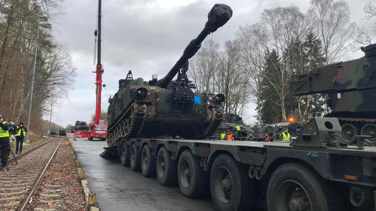 　参加演习的武器装备集结