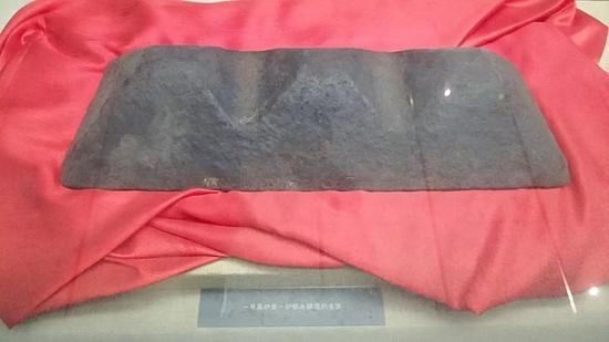 图为武钢一号高炉第一炉铁水铸造的生铁。图片来源：武汉钢铁（集团）公司官方微信