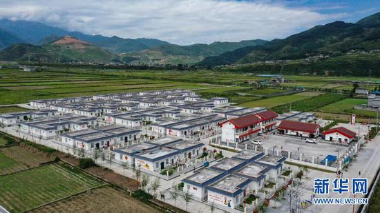 这是2020年9月7日在四川省凉山彝族自治州越西县拍摄的易地扶贫搬迁安置点河西呷多新村（无人机照片）。新华社记者 王曦 摄