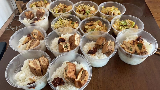 　郭洁为滞留的货车司机准备的午饭。受访者供图