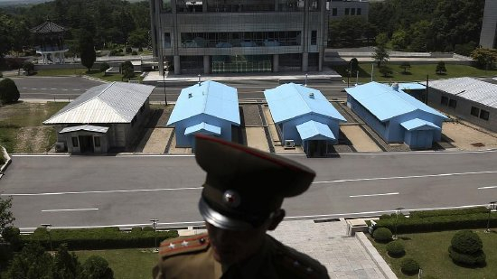  朝鲜板门店非军事区（DMZ），朝鲜士兵守卫停战村。视觉中国 资料图
