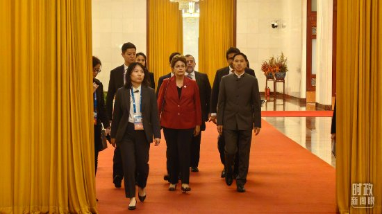 △即将参加会见的新开发银行行长罗塞夫。（总台央广记者潘毅拍摄）