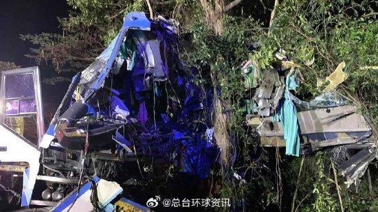 泰国一旅游大巴发生车祸 致14死35伤