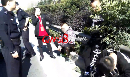 法警将3名男子控制