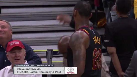 詹姆斯和球迷开了个小玩笑。