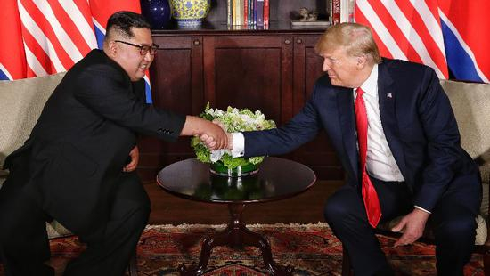 ▲6月12日，金正恩（左）与特朗普在新加坡举行会晤。图/新华社