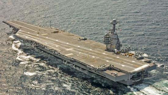 资料图片：试航中的美海军“福特”号核航母，可见甲板上的4座电磁弹射器。（图片来源于网络）