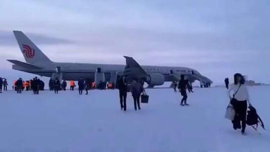 雪中的CA983。视频截图