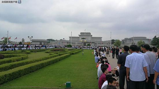 　　△锦绣山太阳宫，原名锦绣山议事堂，是金日成生前长期工作和生活的地方。1994年金日成去世后，遗体安放于此，该建筑改名为锦绣山纪念宫。2011年金正日去世后，遗体安放于此，该建筑改名为锦绣山太阳宫。（央视记者黄京辉拍摄）