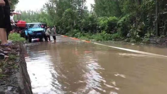 杨俊芃和其他志愿者对被淹的车辆进行救援。 受访者供图