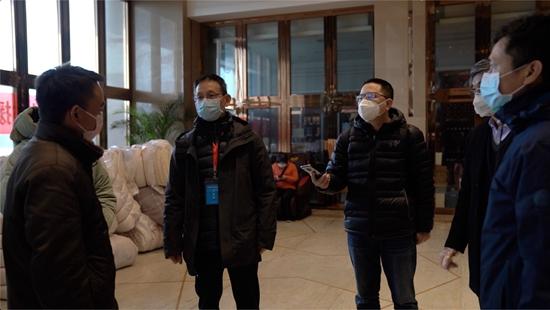 湖北省疫情防控指挥部负责人和医疗队领队接受人民网记者采访 人民网韩基琛 摄