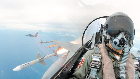 台军F-16战机在射击训练中发射AIM-7麻雀导弹（资料图）