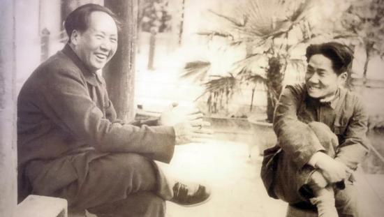 　　图片说明：1950年10月，中共中央作出抗美援朝的决定后，毛泽东毅然把儿子毛岸英送到了朝鲜。图为毛泽东与毛岸英在北平香山。