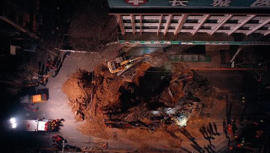 8时12分，青海省西宁市城中区路面塌陷现场，救援人员持续救援。