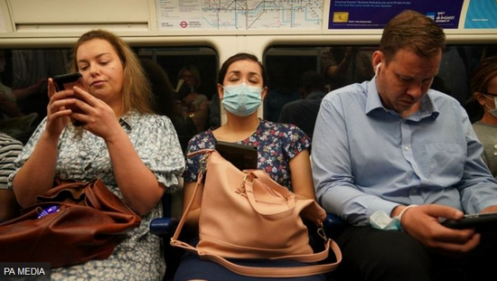 英国解除防疫措施，许多人开始不戴口罩（图源BBC）