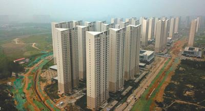 　　8月16日，河南规模最大的棚户区改造项目——郑州航空港实验区河东棚户区改造工程首期建成，共1.8万余套住房，可容纳3.5万人居住。 　　伍 振摄（人民视觉）