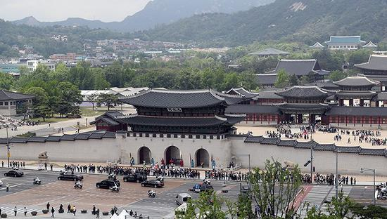 　　资料图：2017年5月10日，韩国首尔，韩国总统文在寅在国会宣誓就职后，携夫人正式入主青瓦台。图片来源：视觉中国