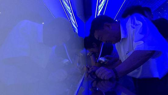 周长友和妻子的最后一次凝视。图片来源：上观新闻