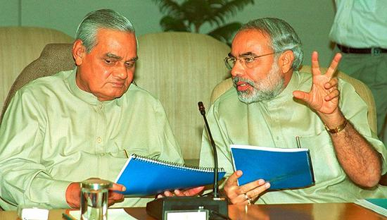 　　资料图：2002年3月27日，印度新德里，时任印度总理瓦杰帕伊与古吉拉特邦首席部长莫迪在总理官邸交谈。图片来源：视觉中国