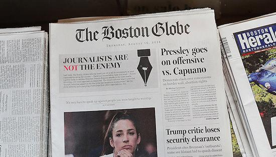 2018年8月16日，《波士顿环球报》头版写着“记者不是敌人”。图片来源：视觉中国