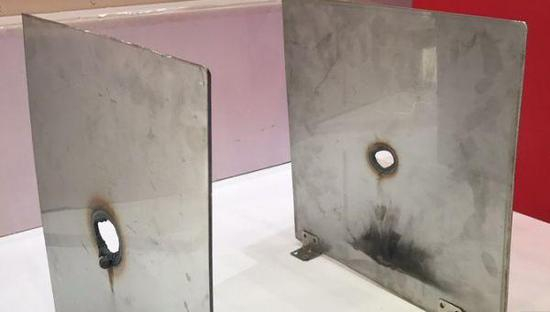 资料图片：防务展上展出的“沉默猎人”激光炮烧穿的钢板。（图片来源于网络）