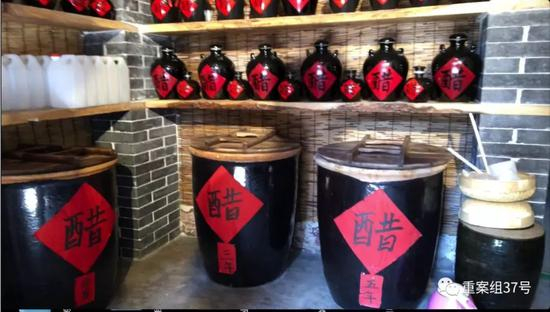 　　▲10月1日，国庆小长假期间，平遥古城内，一家醋坊内摆满了没有产品信息的食醋进行销售。新京报记者大路 摄。