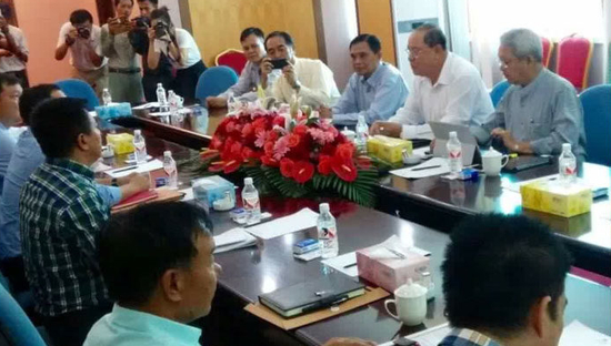 　　8月9日，缅甸掸邦勐拉，缅甸政府和平委员会成员（桌子右边）会见果敢同盟军、德昂民族解放军和若开军成员。