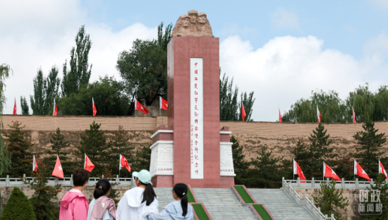 △2026年8月24日，宁夏西吉，群众瞻仰红军长征将台堡会师纪念碑。（图/视觉中国）