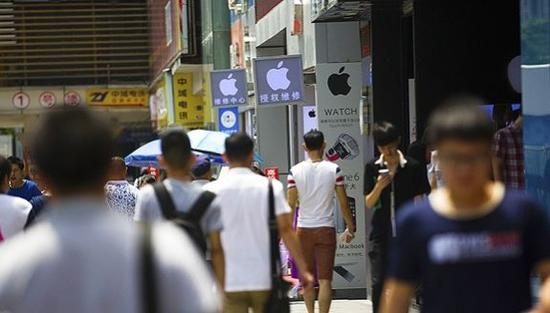 ▲华强北街头。图片来源：视觉中国