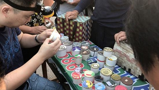 客商在查看蟋蟀。