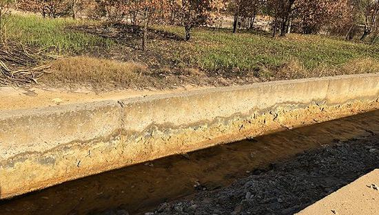 当地被酸性水腐蚀的水槽&nbsp; 摄影：曾金秋