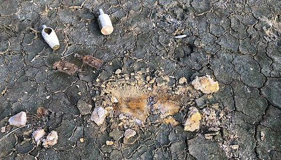 被腐蚀过后的田里已经长不出庄稼。&nbsp; 摄影：曾金秋